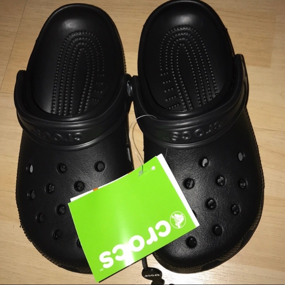 Black Crocs W7 M5